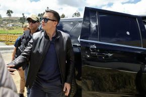  El presidente Noboa junto al vehículo atacado cuando viajaba a la localidad andina de Cañar. Foto: AFP.