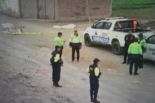 Asesinato ocurrió esta madrugada y agentes de la Policía y Serenazgo ya se encuentran en el lugar. Imagen: Captura TV