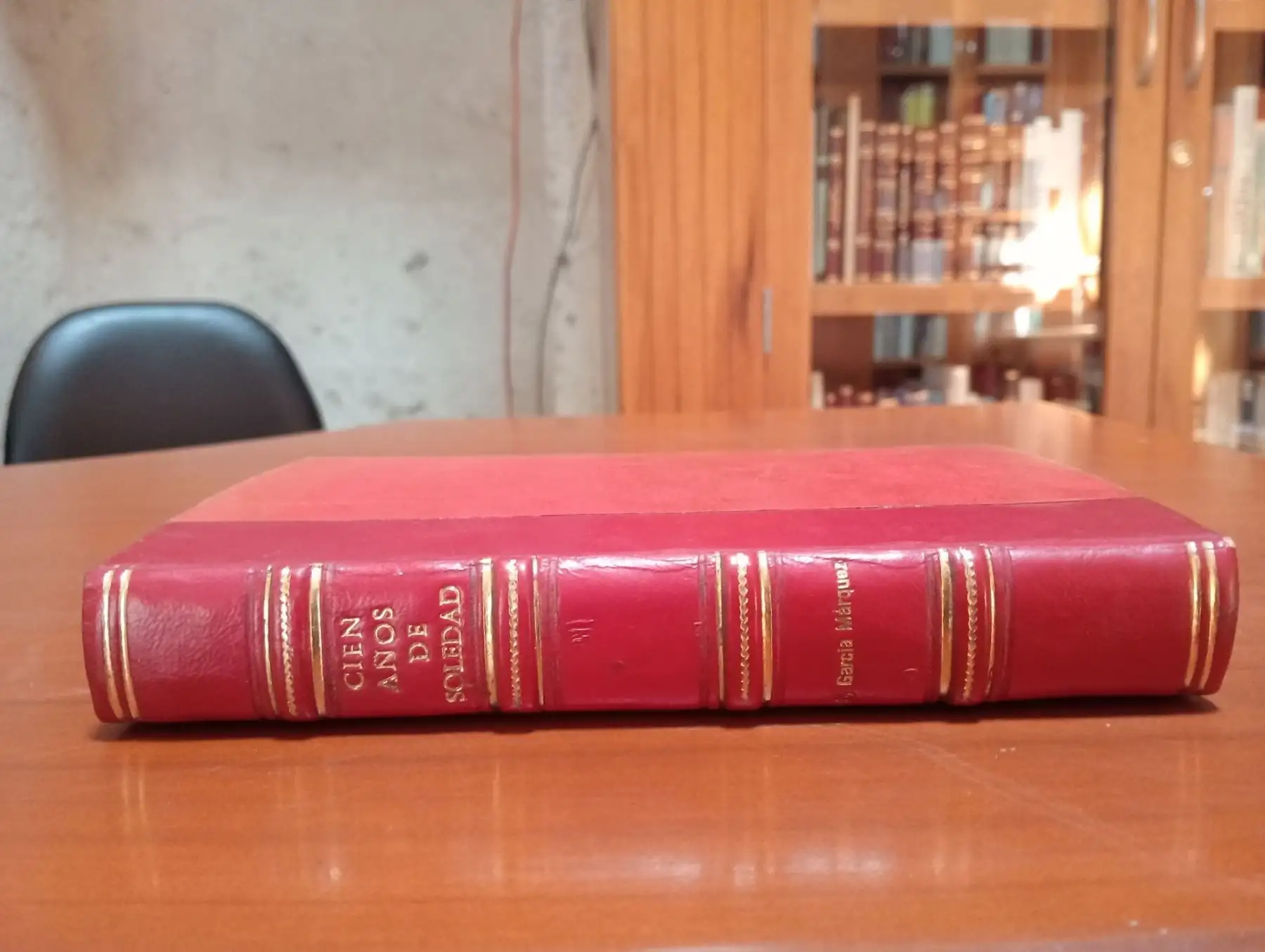 Por primera vez se hará público uno de los libros de la biblioteca Mario Vargas Llosa de Arequipa. Se trata de un ejemplar de la obra Cien años de soledad de Gabriel García Márquez que contiene anotaciones personales del escritor arequipeño. La presentación será en el X Congreso Internacional de la Lengua Española que se realizará en Arequipa.  ANDINA/Difusión