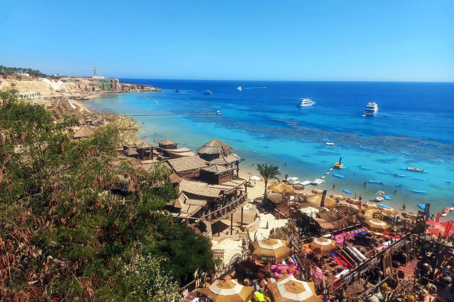 Esta imagen muestra una vista parcial de la ciudad egipcia de Sharm el-Sheij, a orillas del Mar Rojo, donde se celebran conversaciones entre funcionarios israelíes y de Hamás por segundo día.
Foto: AFP