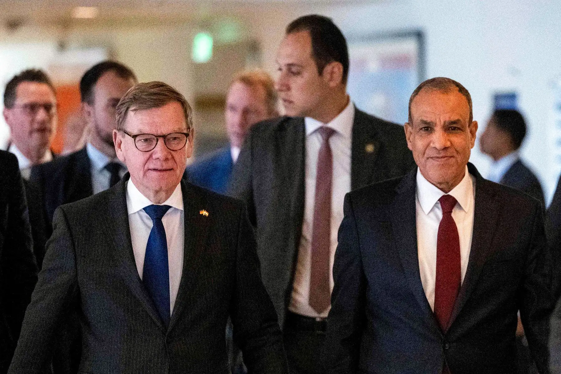 El ministro de Asuntos Exteriores de Egipto, Badr Abdelatty , camina con el ministro de Asuntos Exteriores de Alemania, Johann Wadephul , tras su reunión en un hotel en las afueras de El Cairo.
Foto: AFP