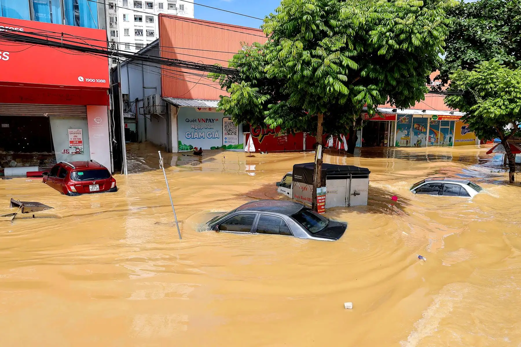 Fuertes lluvias causadas por el tifón Matmo en la ciudad de Thai Nguyeb. Inundaciones récord afectan calles de varias comunidades de Vietnam y dejan al menos ocho muertos esta semana, según informó el Gobierno.