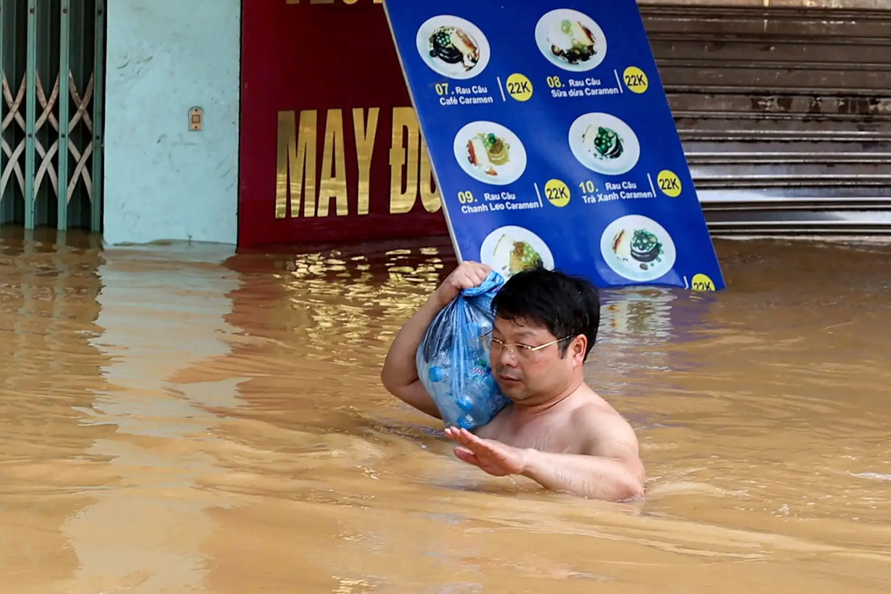 Fuertes lluvias causadas por el tifón Matmo en la ciudad de Thai Nguyeb. Inundaciones récord afectan calles de varias comunidades de Vietnam y dejan al menos ocho muertos esta semana, según informó el Gobierno.
