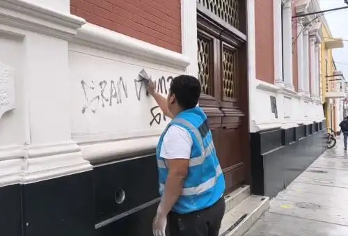 Personal especializado de la Municipalidad de Trujillo trabajaron durante varias horas para retirar las pintas y restaurar los muros afectados y que se ubican en el centro histórico de la ciudad declarado Patrimonio Cultural de la Nación. ANDINA/Difusión