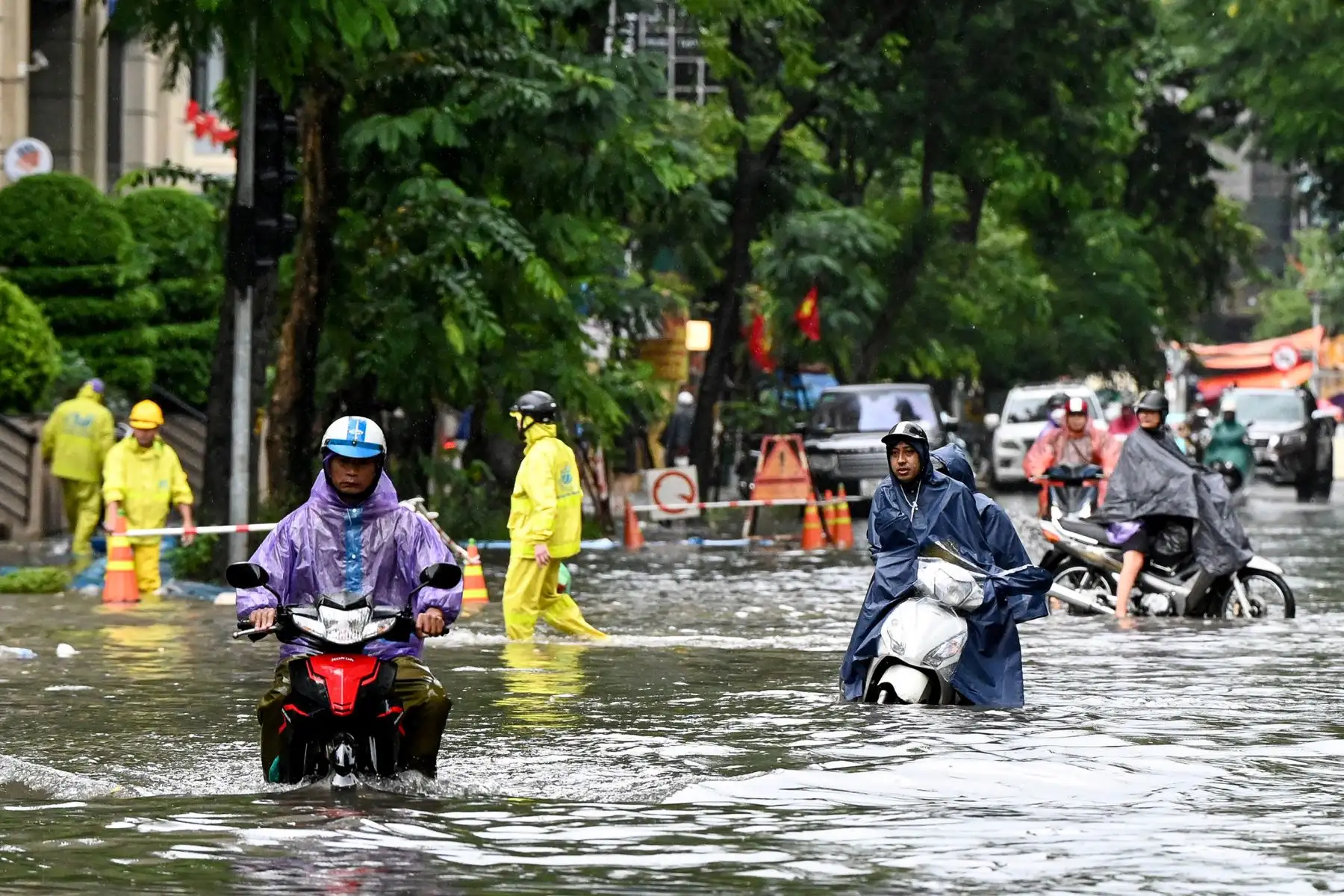 Fuertes lluvias causadas por el tifón Matmo en la ciudad de Thai Nguyeb. Inundaciones récord afectan calles de varias comunidades de Vietnam y dejan al menos ocho muertos esta semana, según informó el Gobierno.