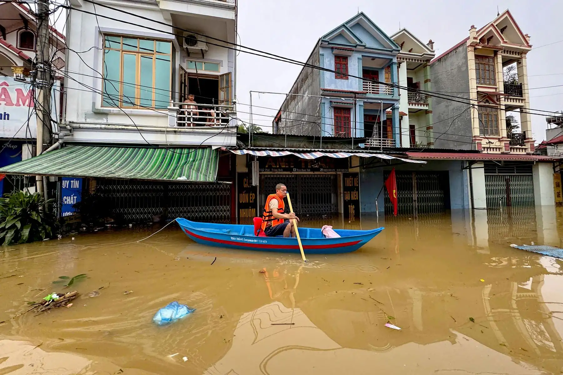 Fuertes lluvias causadas por el tifón Matmo en la ciudad de Thai Nguyeb. Inundaciones récord afectan calles de varias comunidades de Vietnam y dejan al menos ocho muertos esta semana, según informó el Gobierno.