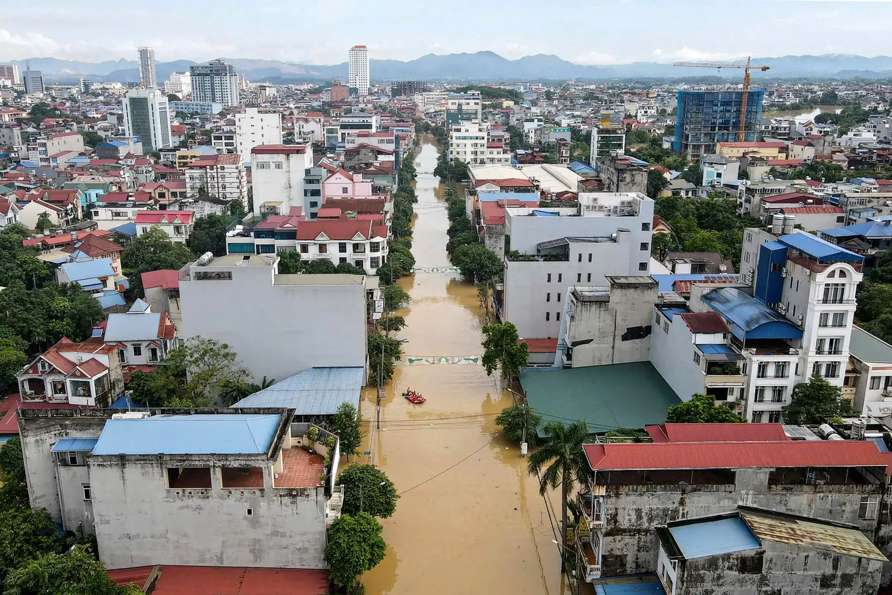 Fuertes lluvias causadas por el tifón Matmo en la ciudad de Thai Nguyeb. Inundaciones récord afectan calles de varias comunidades de Vietnam y dejan al menos ocho muertos esta semana, según informó el Gobierno.