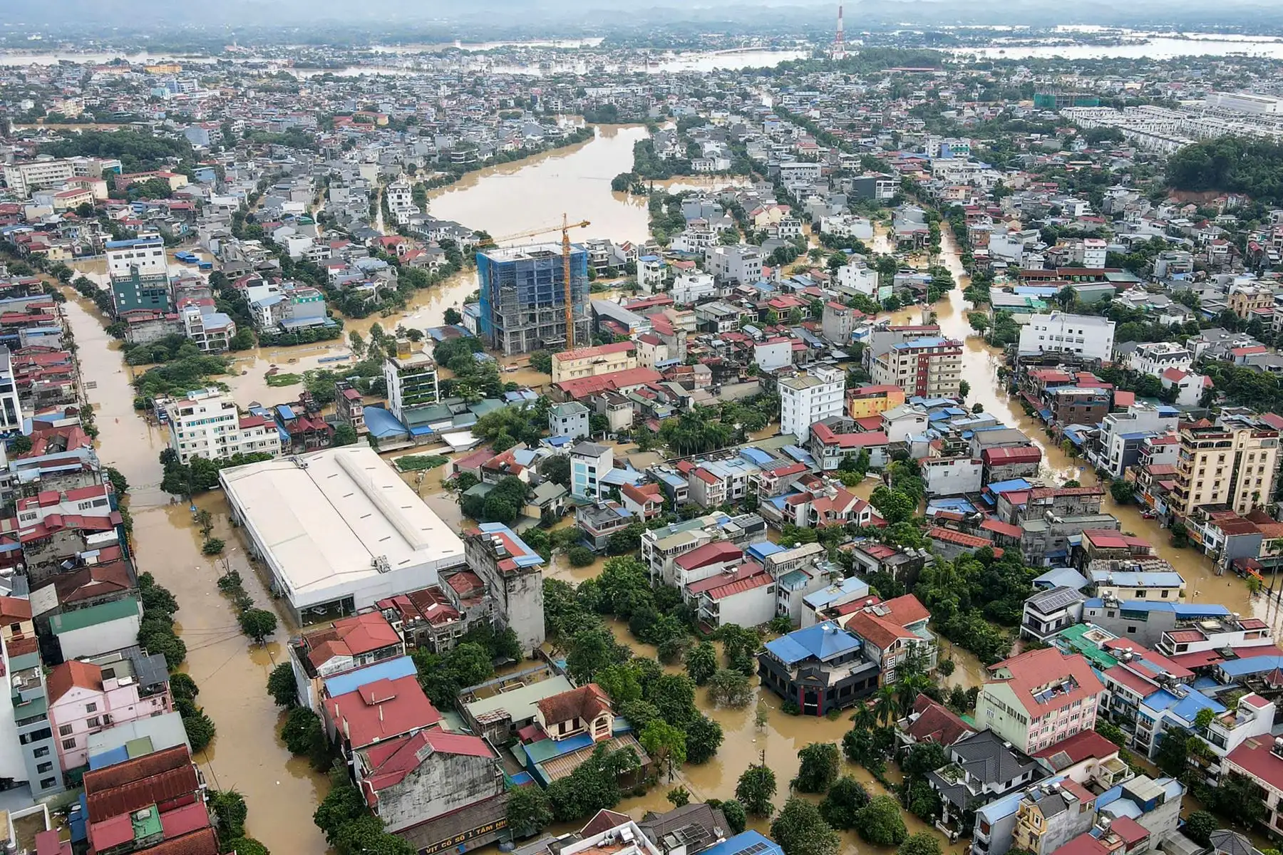 Fuertes lluvias causadas por el tifón Matmo en la ciudad de Thai Nguyeb. Inundaciones récord afectan calles de varias comunidades de Vietnam y dejan al menos ocho muertos esta semana, según informó el Gobierno.