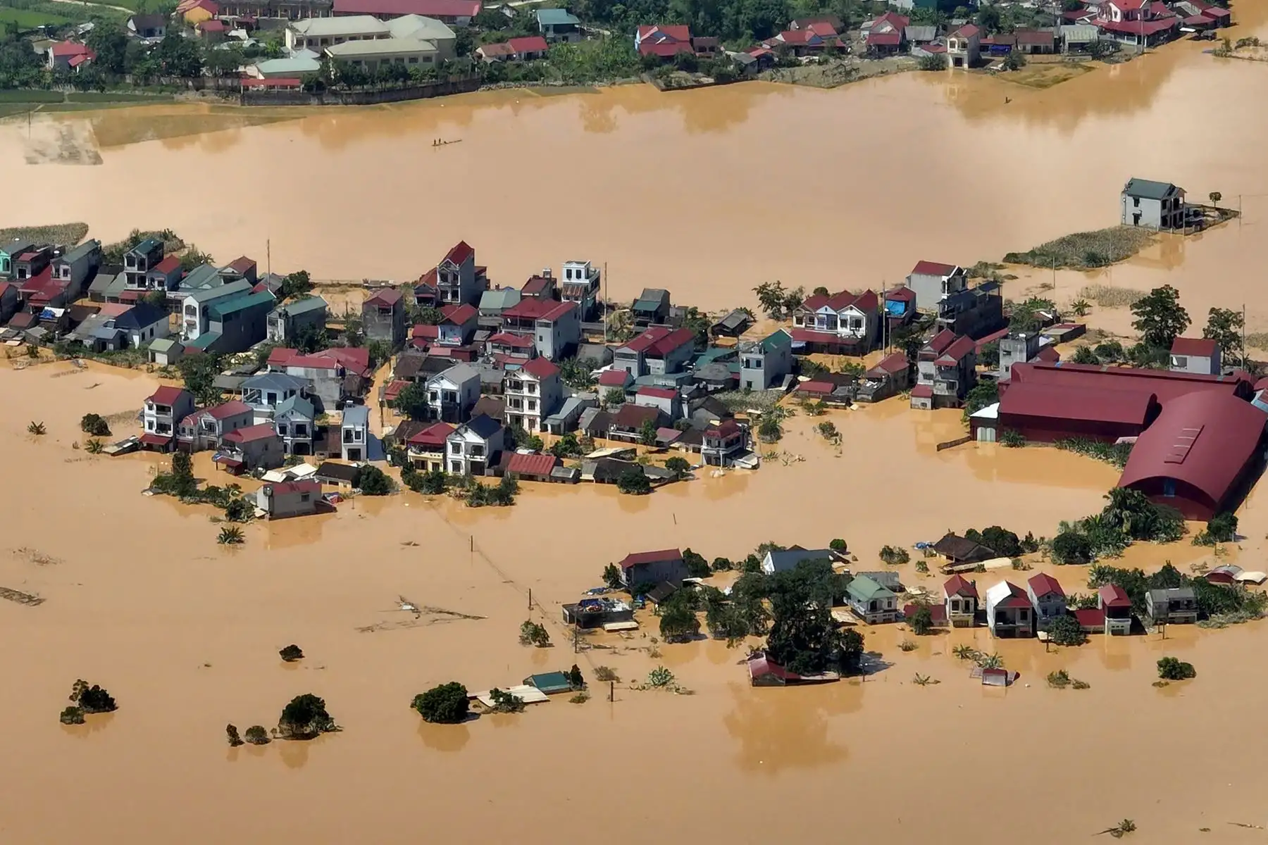 Fuertes lluvias causadas por el tifón Matmo en la ciudad de Thai Nguyeb. Inundaciones récord afectan calles de varias comunidades de Vietnam y dejan al menos ocho muertos esta semana, según informó el Gobierno.