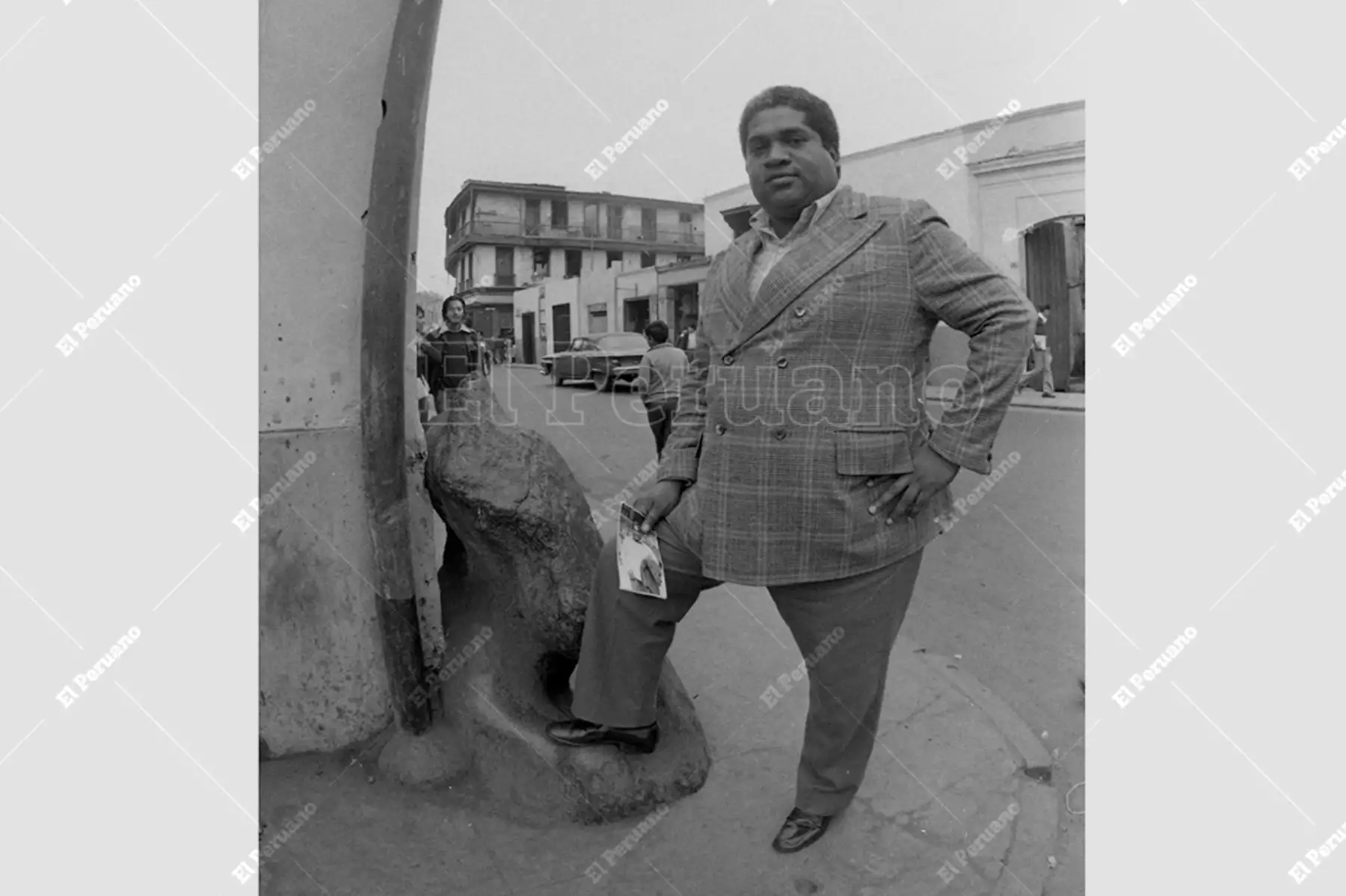 Lima - 28 setiembre 1976 / El cantante criollo Arturo "Zambo" Cavero posa junto a la piedra horadada en Barrios Altos. Foto: Archivo Histórico de El Peruano / Rolando Ángeles