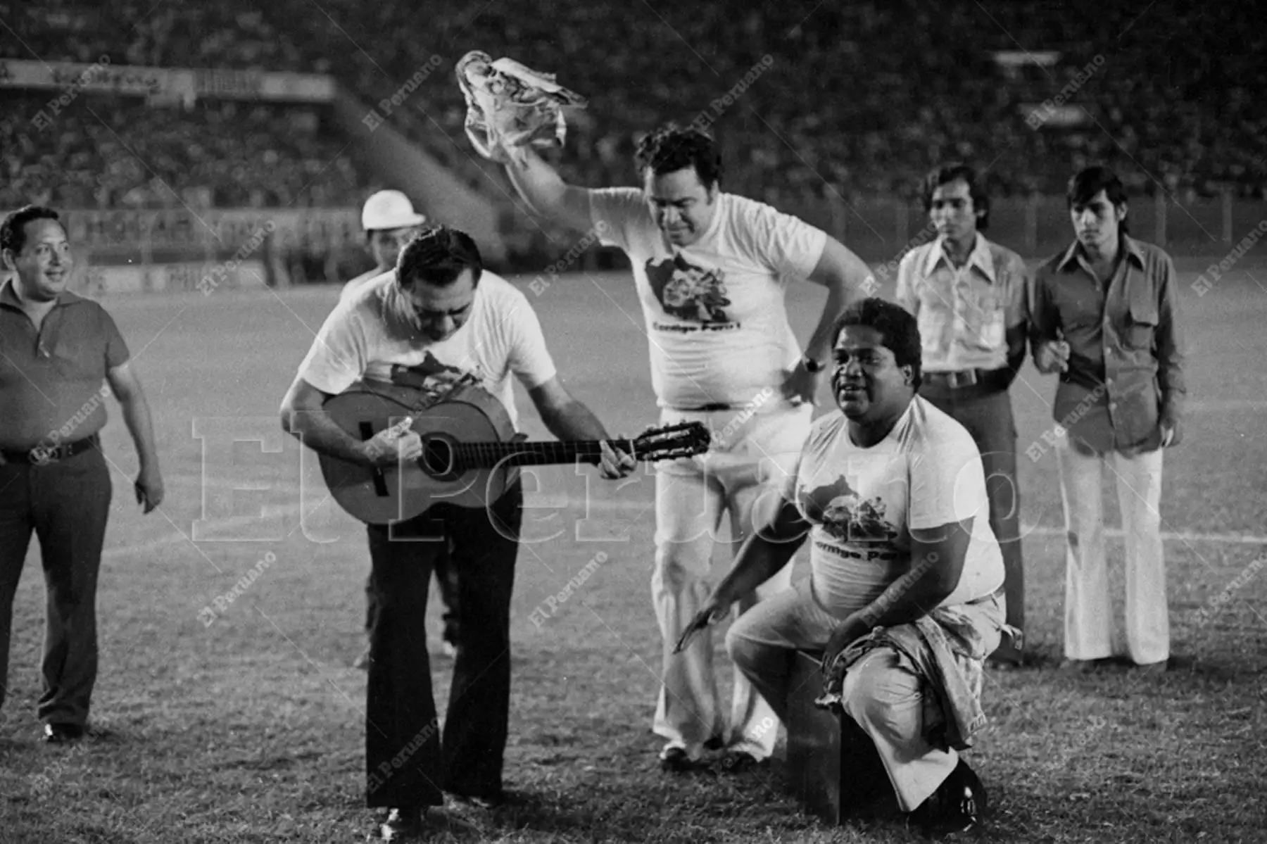 Lima - 12 marzo 1977 / Óscar Avilés, Augusto Polo Campos y Arturo "Zambo" Cavero le cantan  a la selección peruana de fútbol antes del encuentro con Ecuador en el Estadio Nacional por las eliminatorias al mundial Argentina 78. Foto: Archivo Histórico de El Peruano