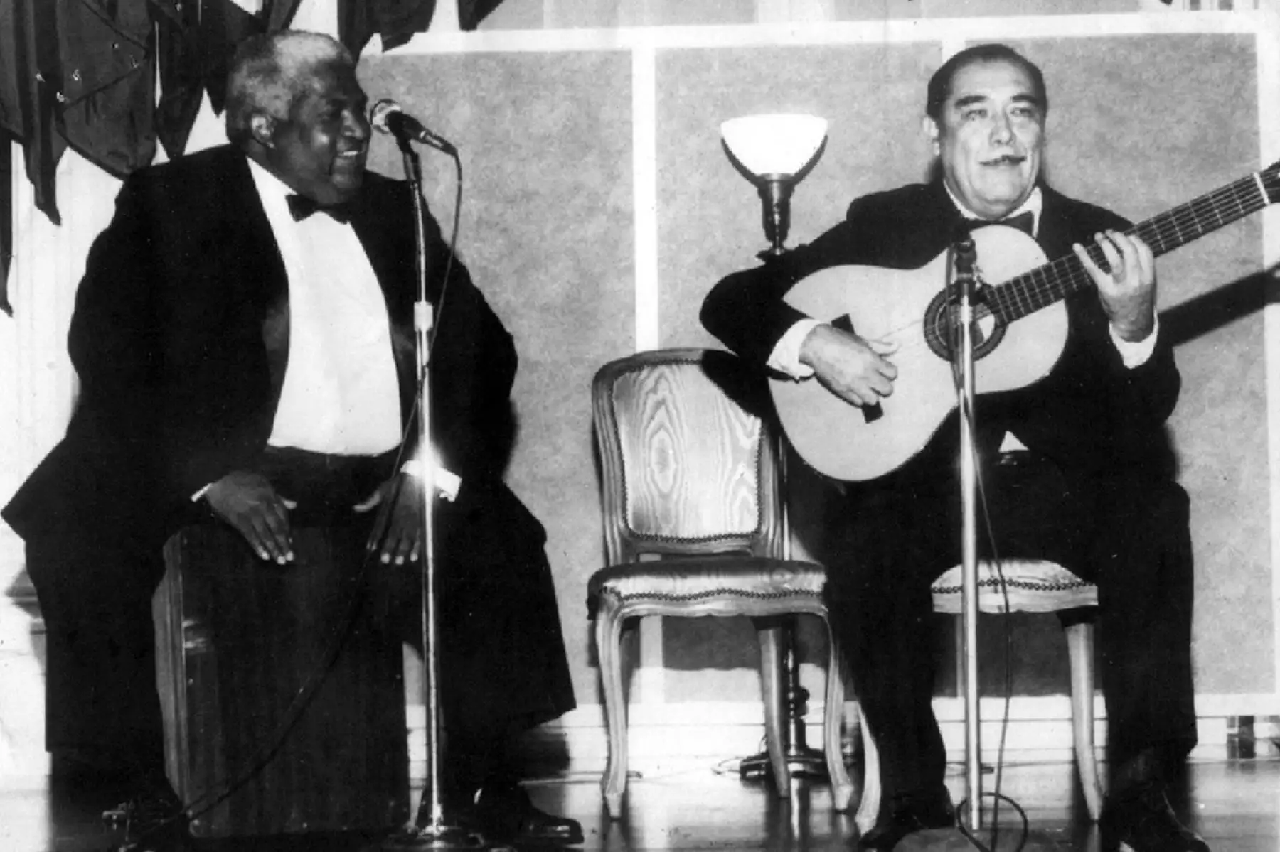 Washington - 3 junio 1987 / Arturo "Zambo" Cavero y Óscar Avilés en la sede de la Organización de Estados Americanos (OEA) el día que fueron  distinguidos como Patrimonio Artístico de América. Foto: Difusión / Archivo Histórico de El Peruano