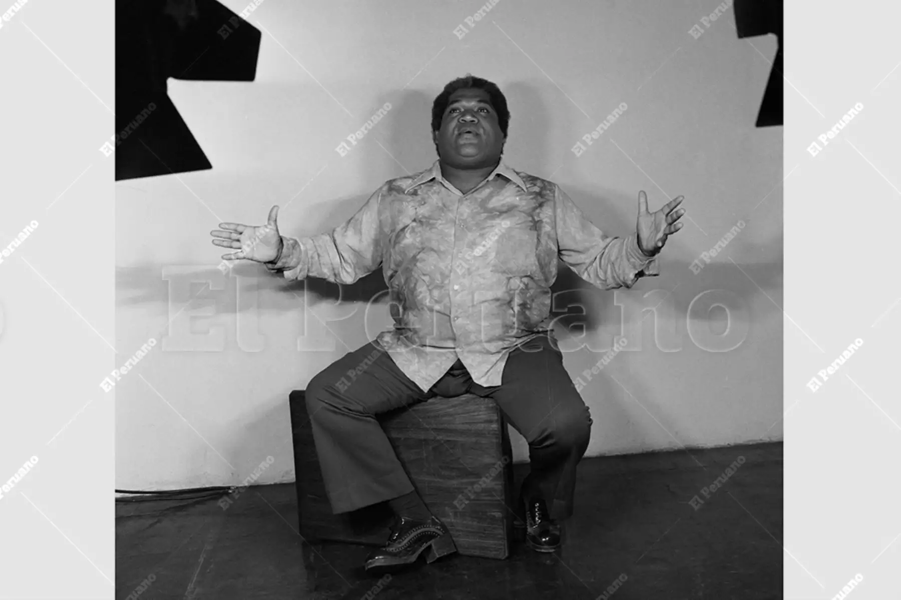 Lima - 28 febrero 1978 / Arturo "Zambo" Cavero, intérprete de Contigo Perú, posa en el estudio fotográfico del diario La Crónica. Foto: Archivo Histórico de El Peruano / Leoncio Mariscal