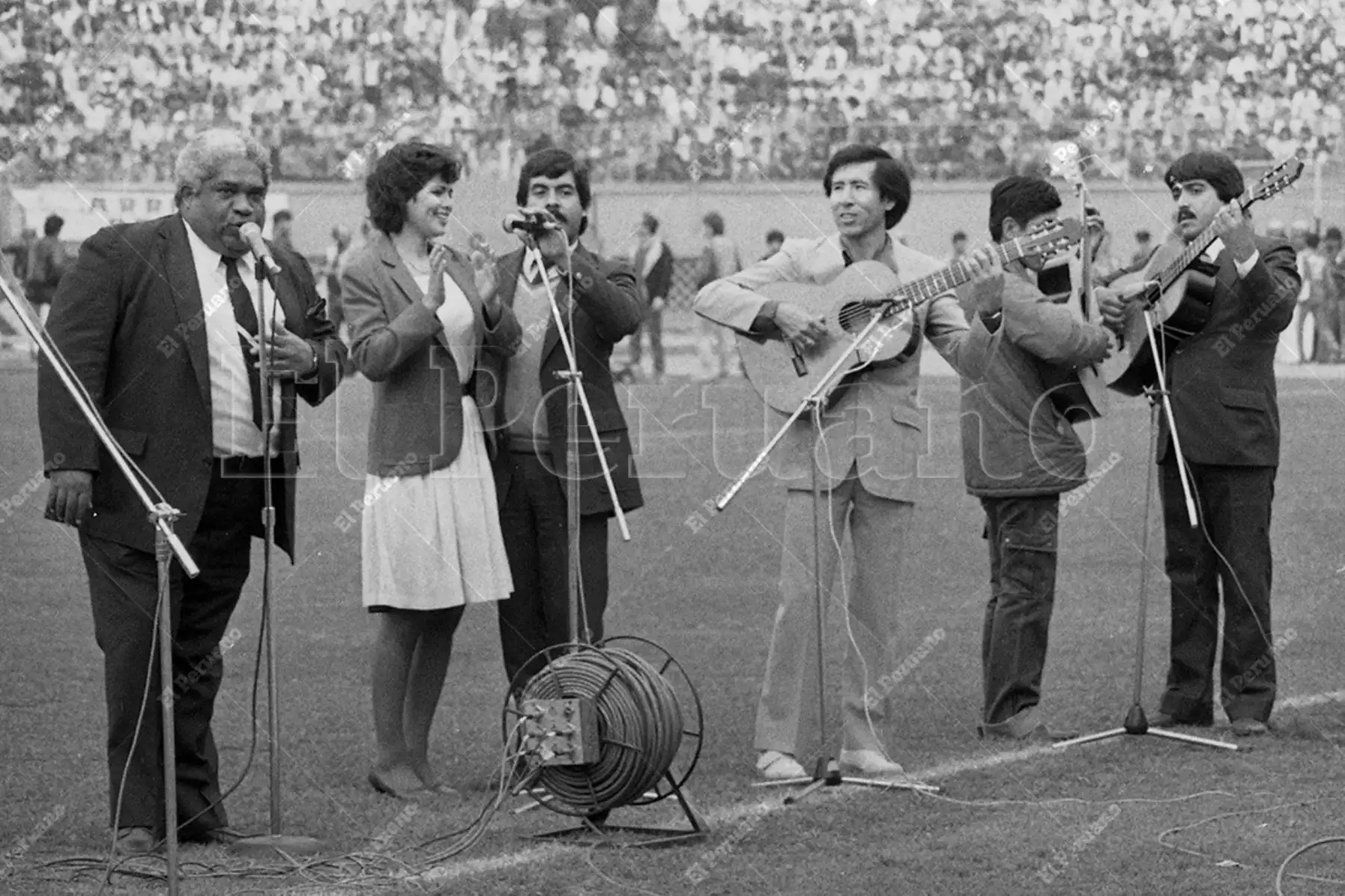 Lima - 23 junio 1985 / Un conjunto de música criolla integrado, entre otros, por Arturo "Zambo" Cavero y el maestro Pepe Torres se presenta en Estadio Nacional antes del partido entre Perú y Argentina por las eliminatorias al mundial México 86. Foto: Archivo Histórico de El Peruano / Américo Alburquerque