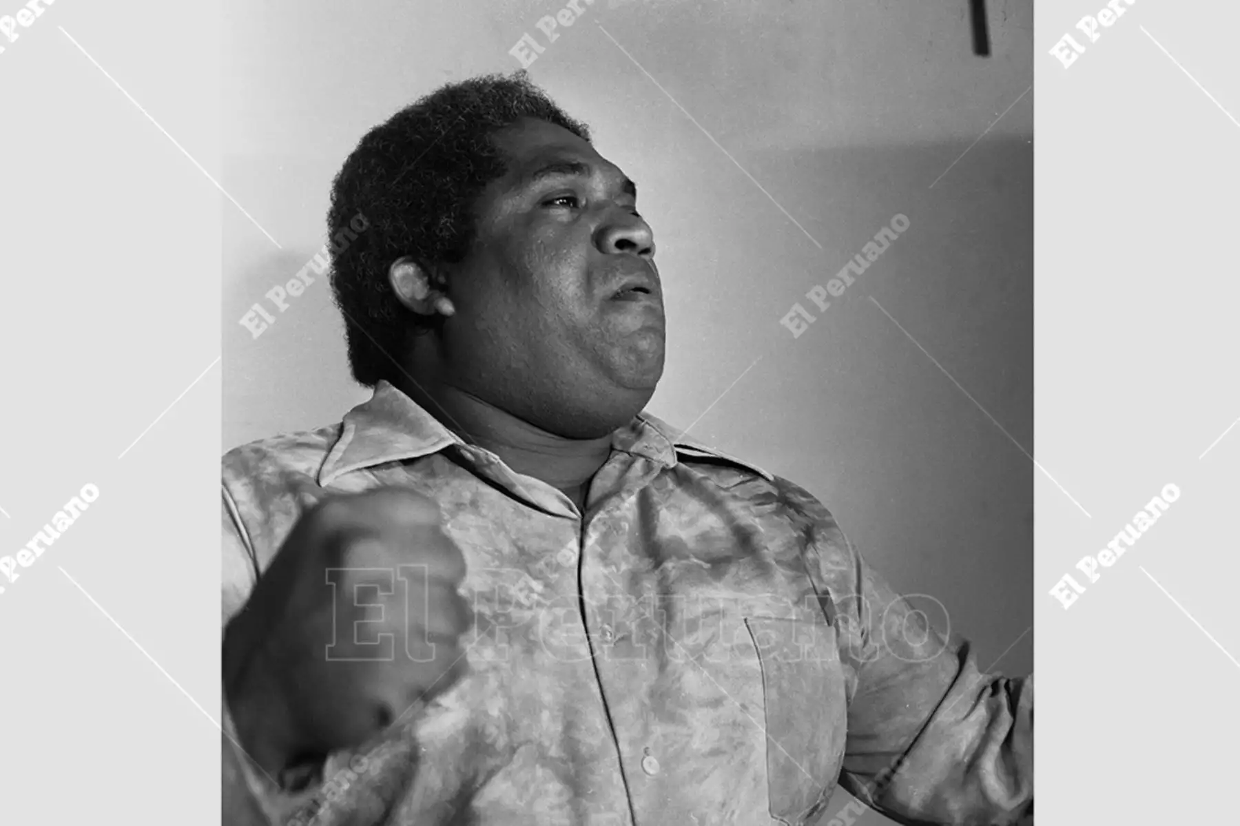 Lima - 28 febrero 1978 / Arturo "Zambo" Cavero, intérprete de Contigo Perú, posa en el estudio fotográfico del diario La Crónica. Foto: Archivo Histórico de El Peruano / Leoncio Mariscal