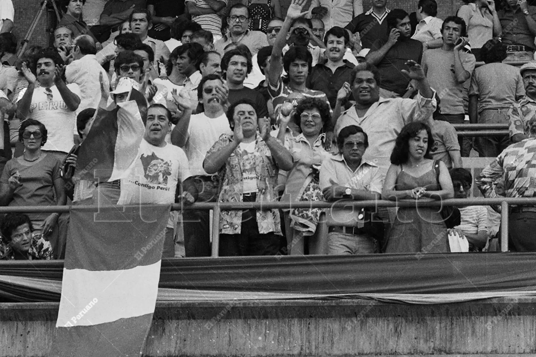 Cali - 17 julio 1977 / Óscar Avilés, Augusto Polo Campos, Jesús Vásquez y Arturo "Zambo" Cavero alentando a la selección peruana de fútbol que enfrenta a Bolivia en el triangular clasificatorio al mundial Argentina 78. Foto: Archivo Histórico de El Peruano