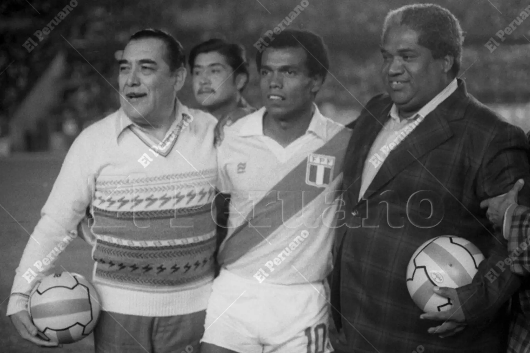 Lima - 26 mayo 1982 / Teófilo Cubillas posa junto a los artistas criollos Óscar Avilés y Arturo "Zambo" Cavero antes del partido entre Perú y París Saint Germain preparatorio para el mundial España 82. Foto: Archivo Histórico de El Peruano / Alejandro Aguirre