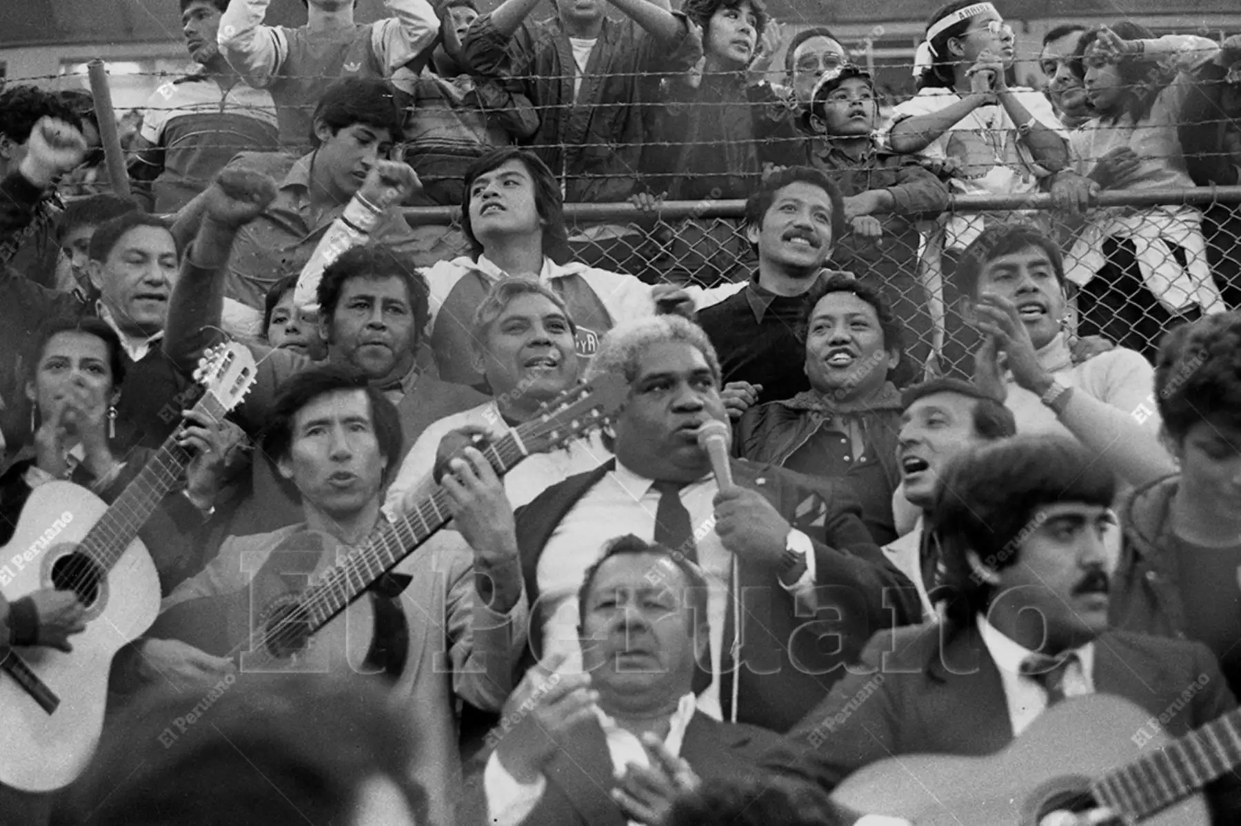 Lima - 23 junio 1985 /  Arturo "Zambo" Cavero y el maestro Pepe Torres alientan desde la tribuna del Estadio Nacional a la selección peruana de fútbol que enfrente a Argentina por las eliminatorias al mundial México 86. Foto: Archivo Histórico de El Peruano / Américo Alburquerque