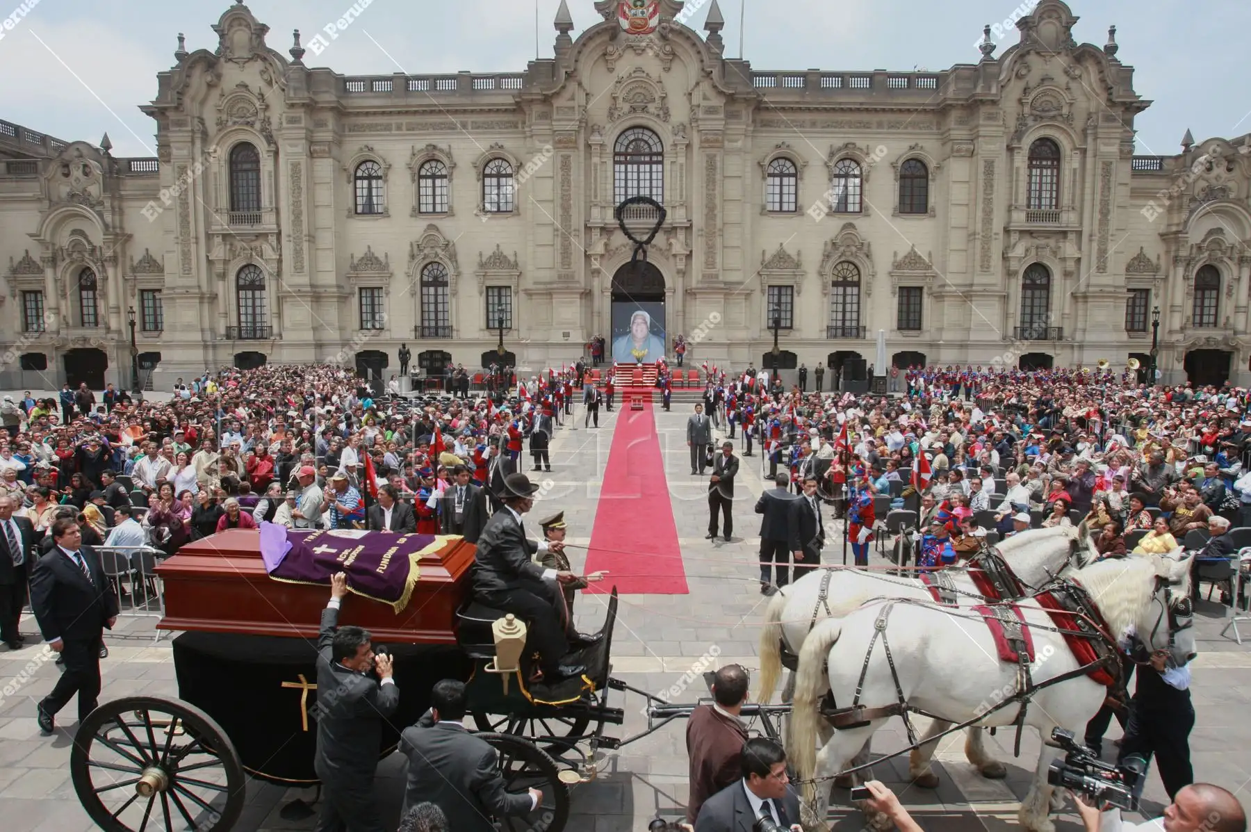 Lima - 11 octubre 2011 / Arturo "Zambo" Cavero recibió un homenaje póstumo en Palacio de Gobierno. El presidente de la República le impuso la Orden El Sol en el Grado de Gran Cruz.  Foto: Diario Oficial El Peruano