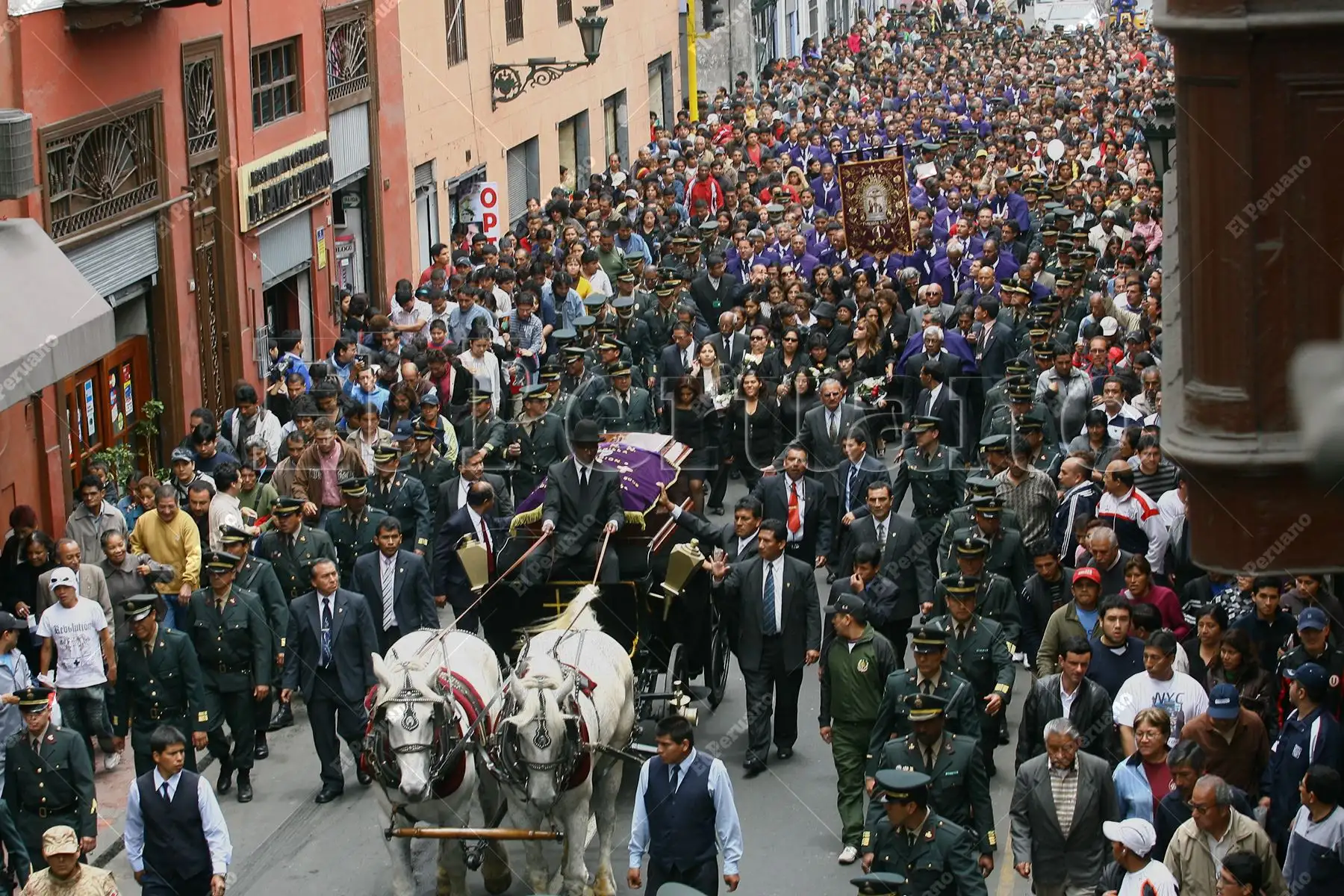 Lima - 11 octubre 2009 / Una multitud ferviente de admiradores de su voz y calidad humana despidieron a Arturo “Zambo” Cavero, símbolo del criollismo. Foto: Diario Oficial El Peruano / Víctor Palomino