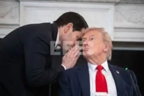 El secretario de Estado, Marco Rubio, le entregó una nota al presidente de EE. UU., Donald Trump, en medio de una rueda de prensa. Foto: EFE