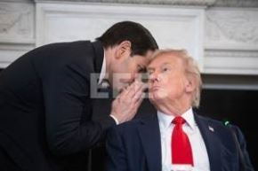 El secretario de Estado, Marco Rubio, le entregó una nota al presidente de EE. UU., Donald Trump, en medio de una rueda de prensa. Foto: EFE