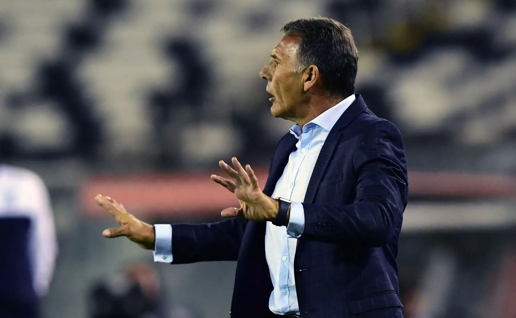El entrenador peruano de Alianza Lima, el argentino Miguel Ángel Russo, hace un gesto durante un partido de fútbol de la Copa Libertadores contra el palestino chileno en el estadio Monumental de Santiago.Foto:AFP