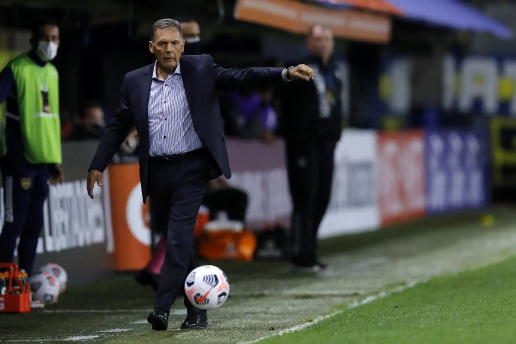 El técnico argentino de Boca Juniors, Miguel Ángel Russo, hace gestos durante el partido de la fase de grupos del torneo de fútbol Copa Libertadores entre Boca Juniors de Argentina y Santos de Brasil en el Estadio La Bombonera de Buenos Aires. Foto: AFP