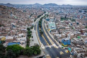 Se rehabilitaron las pistas y se construyeron veredas, además de muros de contención y rampas peatonales en el sentido norte-sur de la avenida Túpac Amaru, Comas.  Foto: MML
