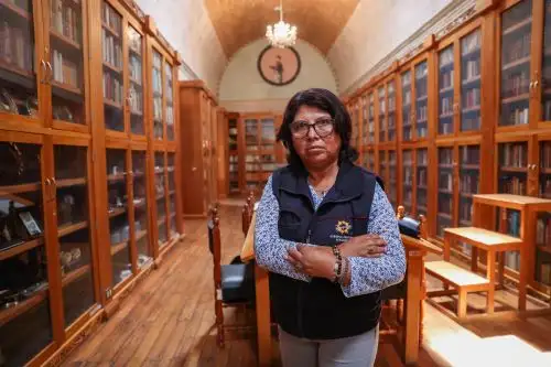 Nelly Miranda Véliz fue elegida por el mismo Mario Vargas Llosa para proteger los libros que había donado a Arequipa, en especial los que tenían sus anotaciones. ANDINA/Juan Carlos Guzmán