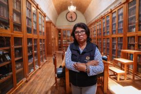 Nelly Miranda Véliz fue elegida por el mismo Mario Vargas Llosa para proteger los libros que había donado a Arequipa, en especial los que tenían sus anotaciones. ANDINA/Juan Carlos Guzmán