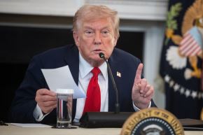 El presidente de EE. UU., Donald Trump, habla durante una mesa redonda sobre Antifa en el Comedor de Estado de la Casa Blanca, en Washington, D.C. Foto: AFP