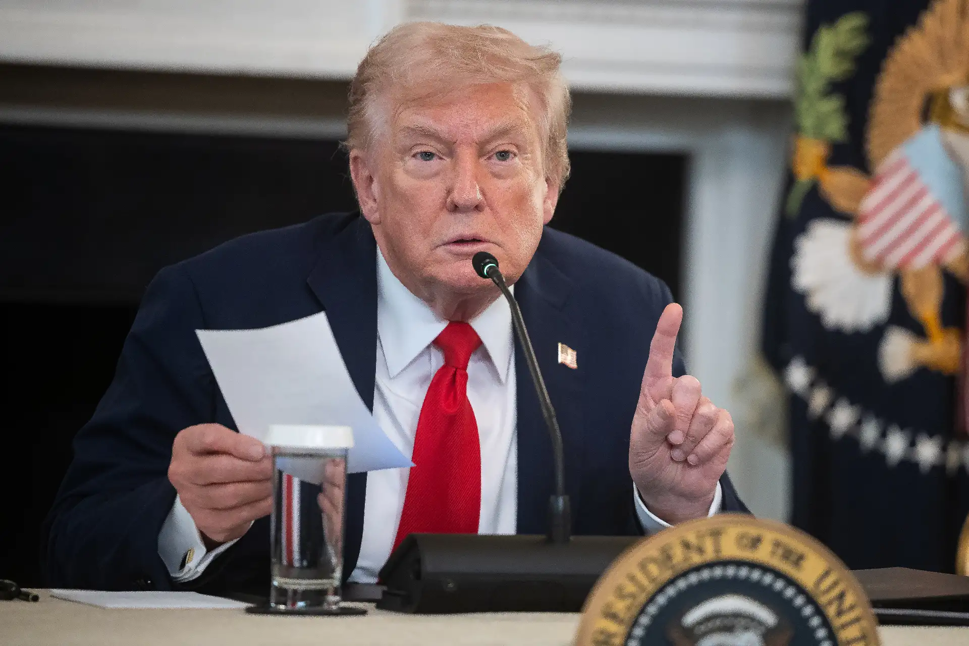 El presidente de EE. UU., Donald Trump, habla durante una mesa redonda sobre Antifa en el Comedor de Estado de la Casa Blanca, en Washington, D.C. Foto: AFP