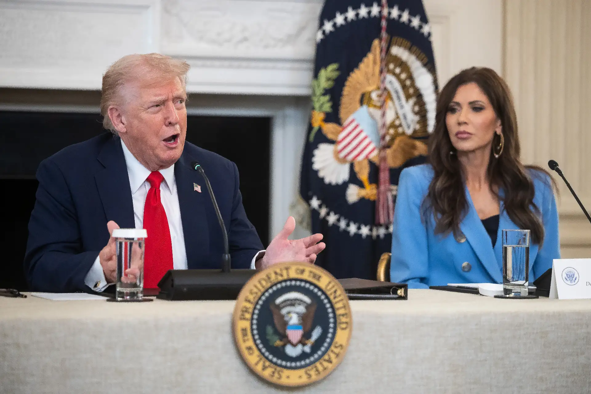 El presidente de Estados Unidos, Donald Trump, habla junto a la secretaria de Seguridad Nacional, Kristi Noem (derecha), durante una mesa redonda sobre el movimiento Antifa en el Comedor de Estado de la Casa Blanca, en Washington, D.C..
Foto: AFP