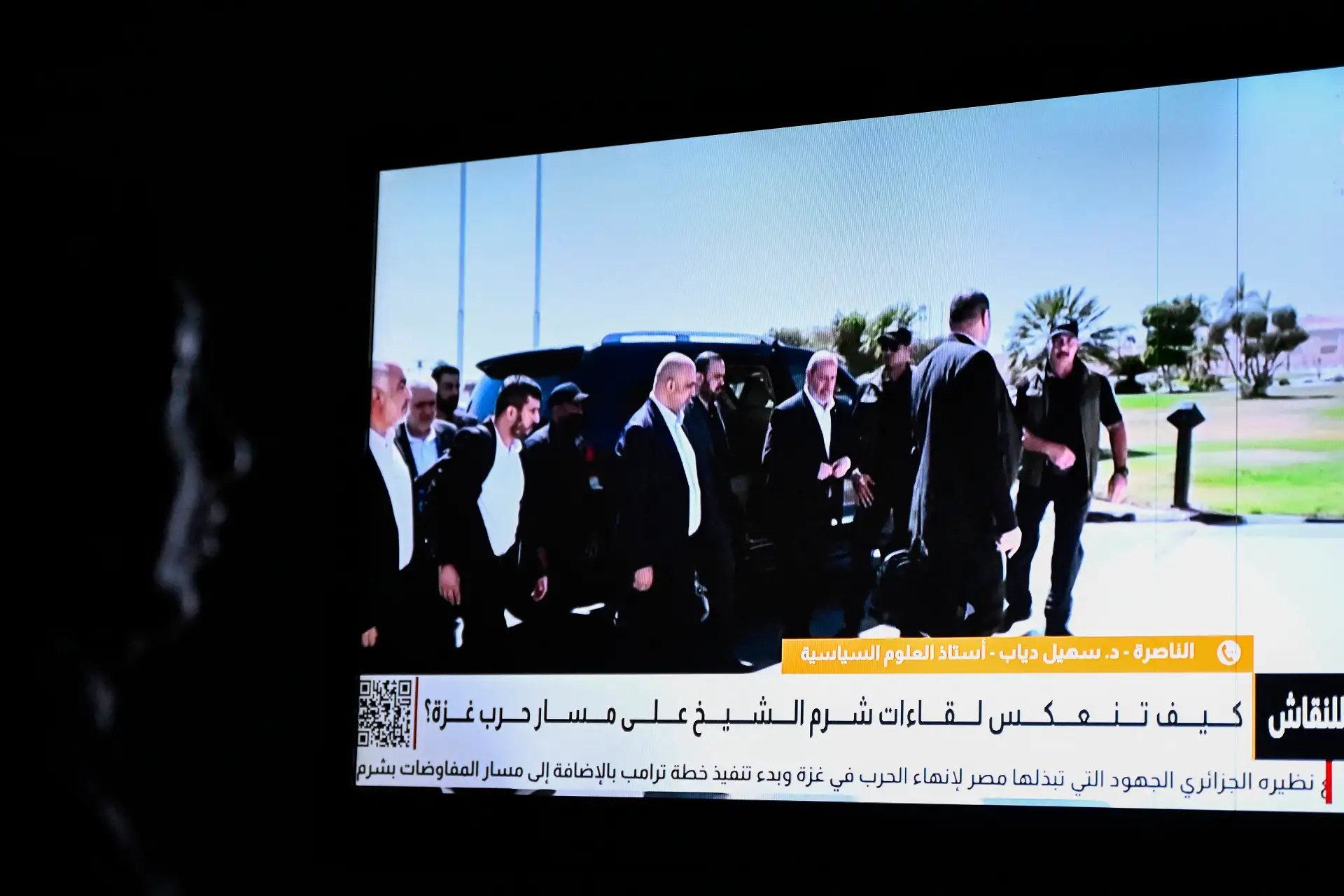 Una mujer egipcia ve las noticias en un canal local en El Cairo el 8 de octubre de 2025, mostrando imágenes del principal negociador del movimiento palestino Hamás, Khalil al-Hayya , llegando a Sharm el-Sheij para las conversaciones sobre el fin de la guerra de Gaza.
Foto: AFP