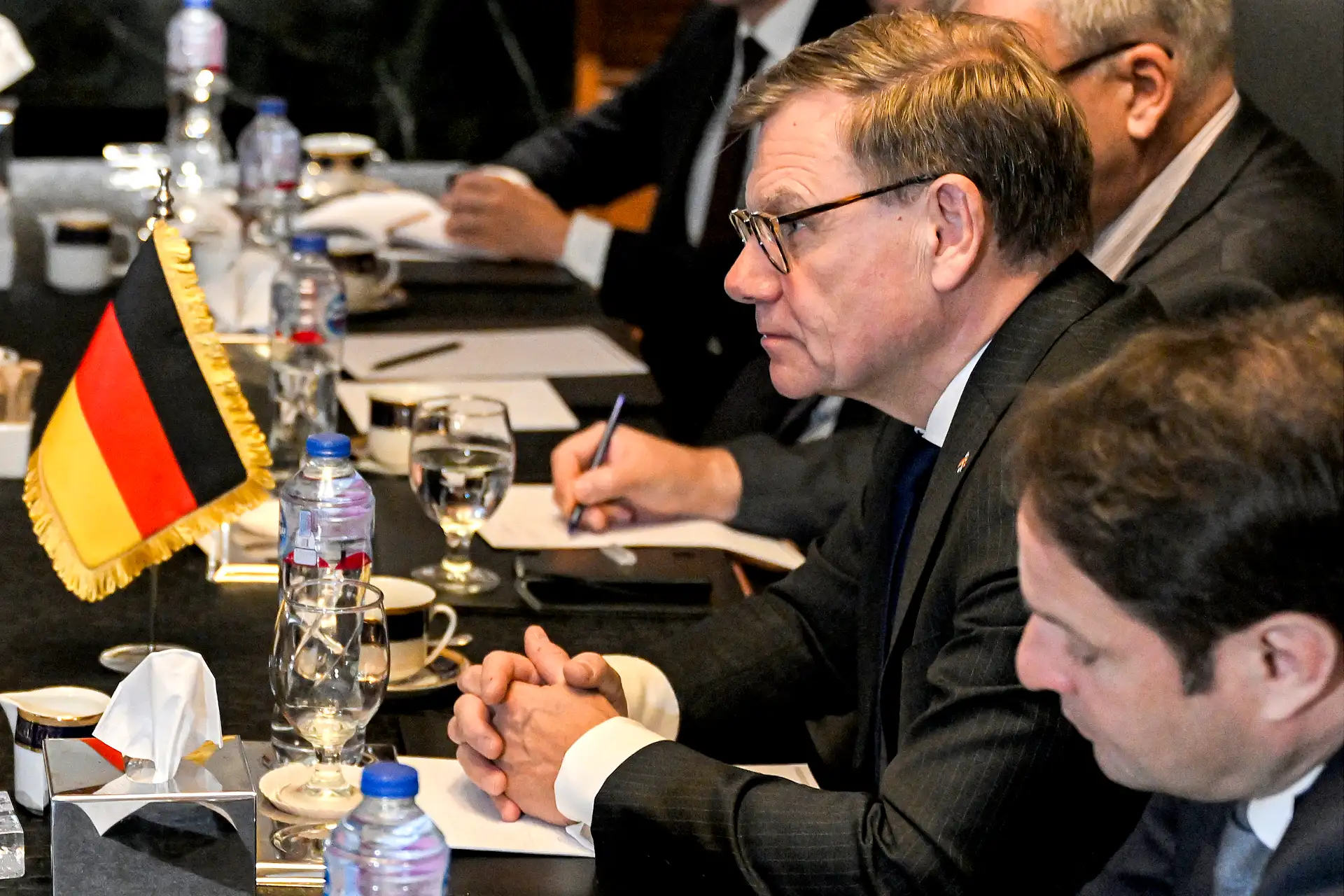 El ministro de Asuntos Exteriores de Alemania, Johann Wadephul, se reúne con el ministro de Asuntos Exteriores de Egipto en un hotel en las afueras de El Cairo.
Foto: AFP
