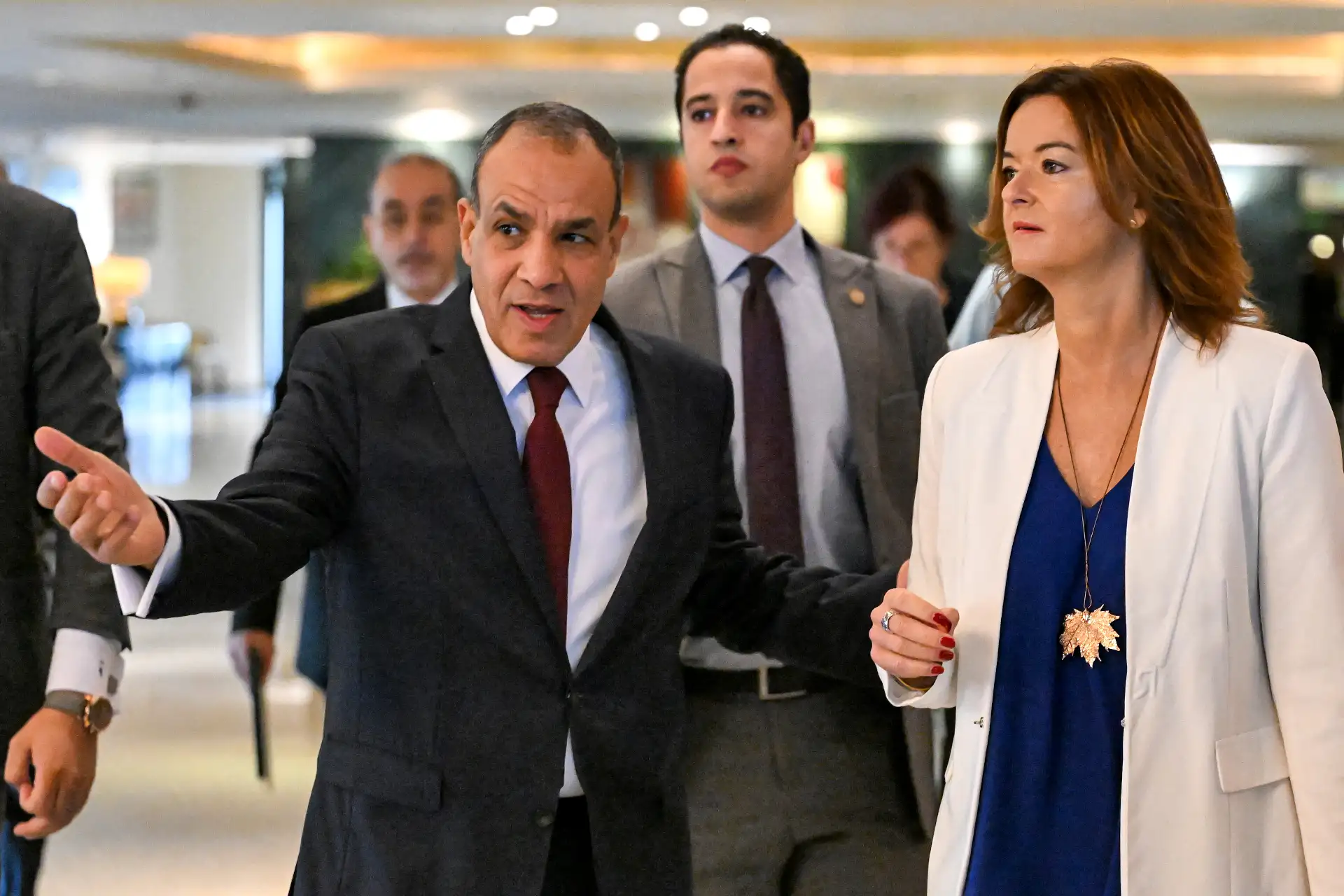 El ministro de Asuntos Exteriores de Egipto, Badr Abdelatty , camina con la ministra de Asuntos Exteriores de Eslovenia, Tanja Fajon , tras su reunión en un hotel en las afueras orientales de El Cairo.
Foto: AFP