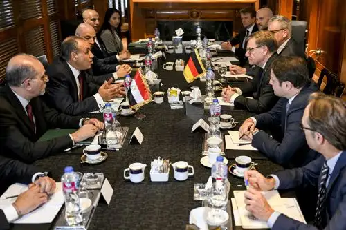 El ministro de Asuntos Exteriores de Egipto, Badr Abdelatty, se reúne con el ministro de Asuntos Exteriores de Alemania, Johann Wadephul, en un hotel en las afueras de El Cairo. Foto: AFP