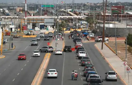 Largas filas en cruces fronterizos de norte de México por cierre de gobierno en EEUU.