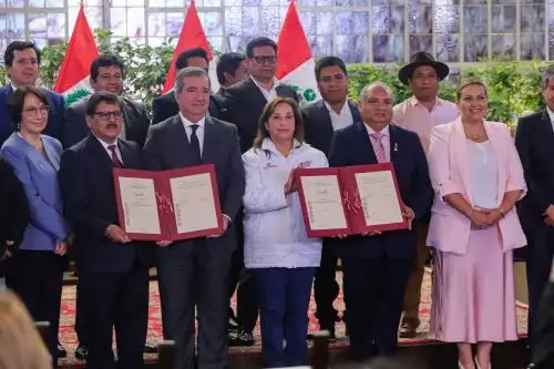 Presidenta Dina Boluarte participa en suscripción de contratos de concesión