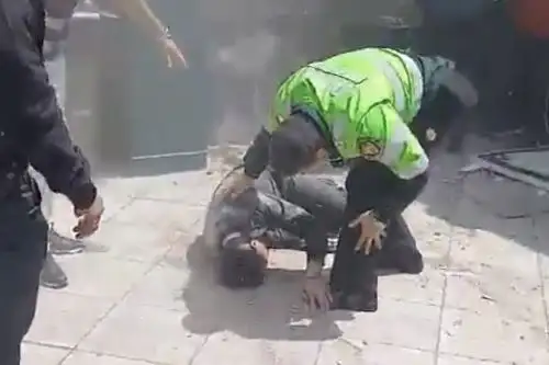 Tres agentes del orden han resultado heridos por la caída del techo en la comisaría. Imagen: Captura TV