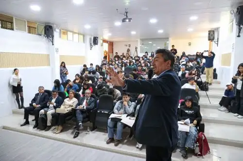 El director del Diario Oficial El Peruano, Félix Paz Quiroz, expone ante estudiantes de la UNSA. ANDINA/Juan Carlos Guzmán