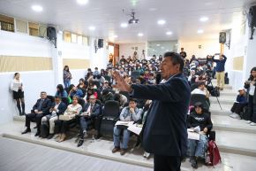 El director del Diario Oficial El Peruano, Félix Paz Quiroz, expone ante estudiantes de la UNSA. ANDINA/Juan Carlos Guzmán
