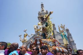 Este jueves 9 de octubre, decenas de feligreses participan del inicio de las tradicionales novenas en el santuario de Luren en Ica en homenaje a su santo patrono el Señor Crucificado de Luren. Foto: Genry Bautista