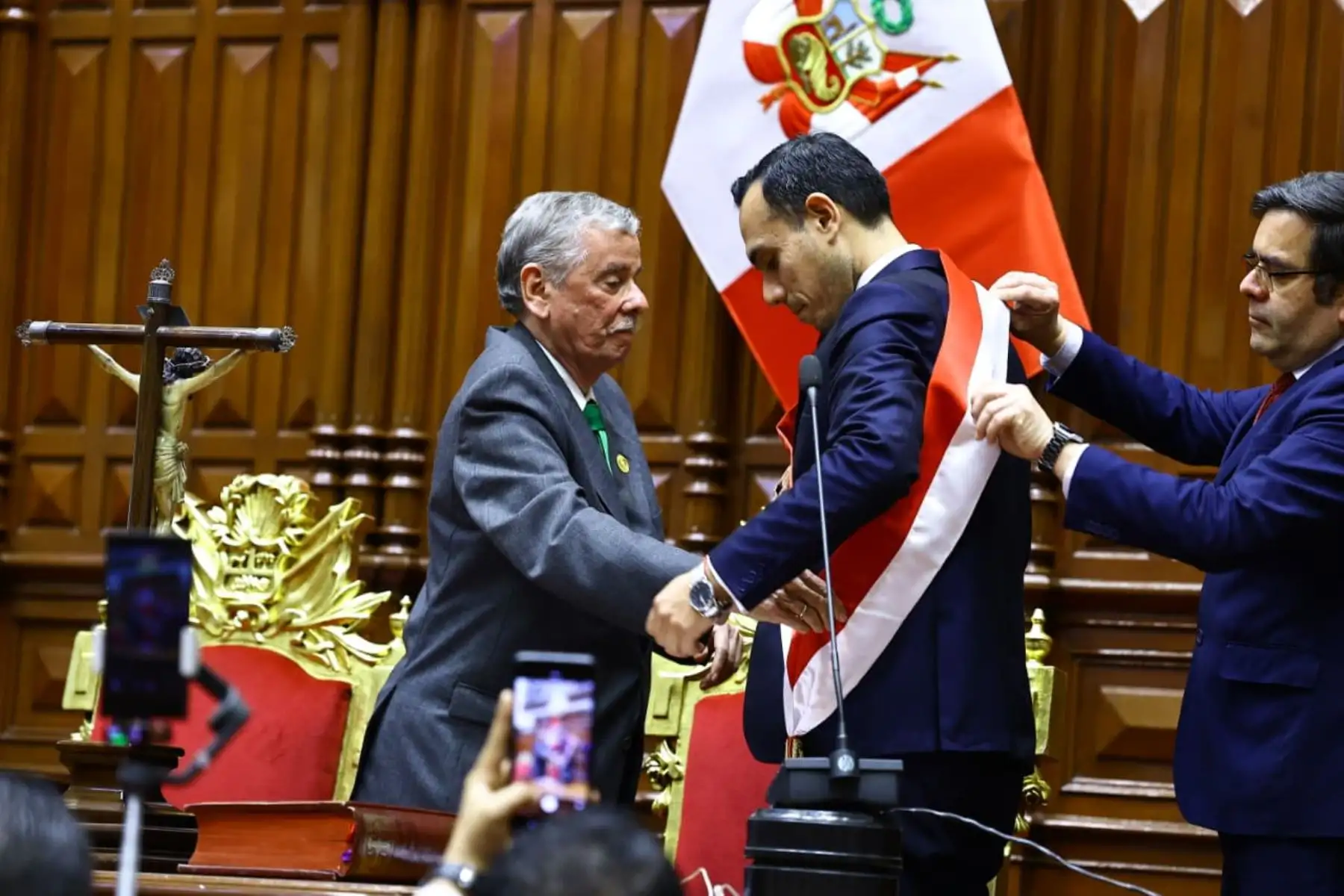 En cumplimiento con lo establecido en el artículo 115 de la Constitución Política, el titular del Parlamento, José Jerí Oré, juró como presidente de la República. Foto:Difusión