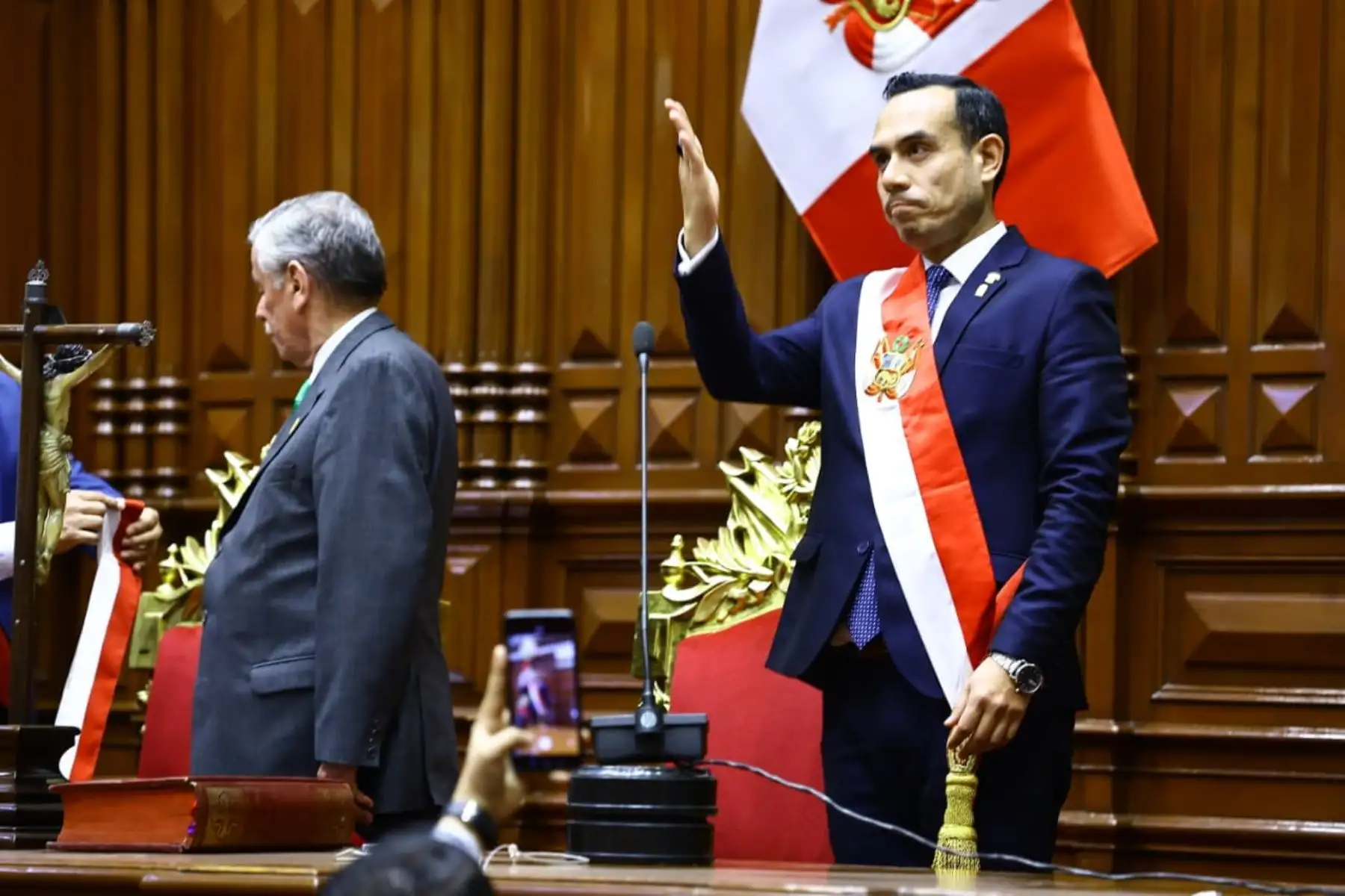 En cumplimiento con lo establecido en el artículo 115 de la Constitución Política, el titular del Parlamento, José Jerí Oré, juró como presidente de la República. Foto:Difusión