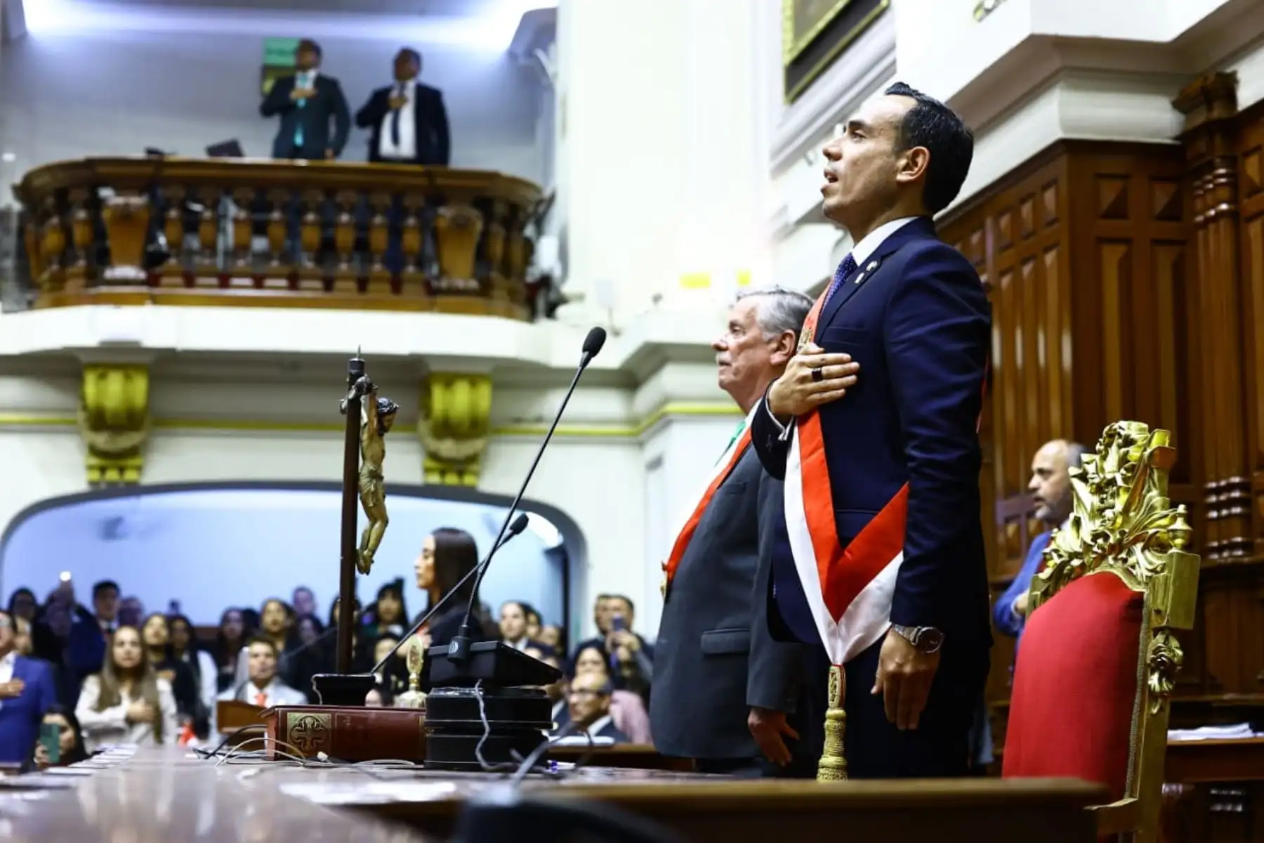 En cumplimiento con lo establecido en el artículo 115 de la Constitución Política, el titular del Parlamento, José Jerí Oré, juró como presidente de la República. Foto:Difusión
