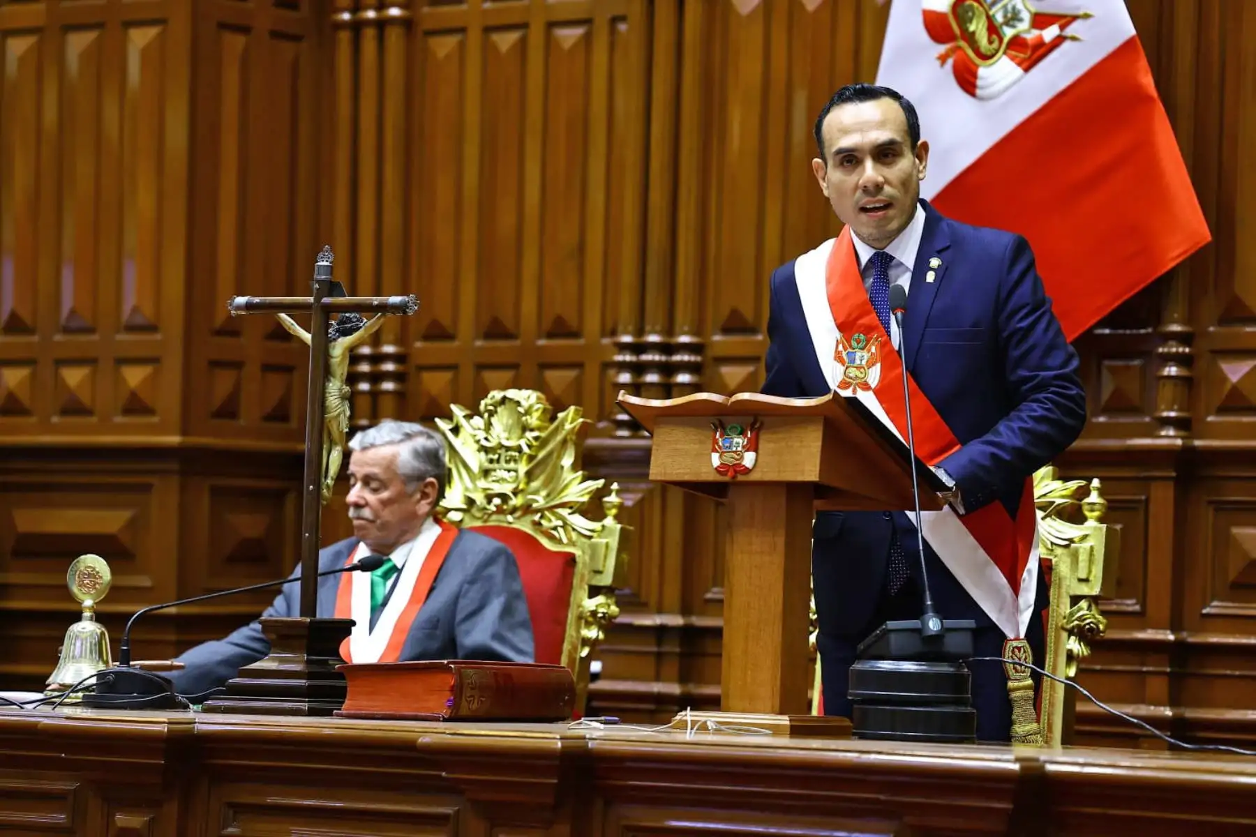 En cumplimiento con lo establecido en el artículo 115 de la Constitución Política, el titular del Parlamento, José Jerí Oré, juró como presidente de la República. Foto: Congreso