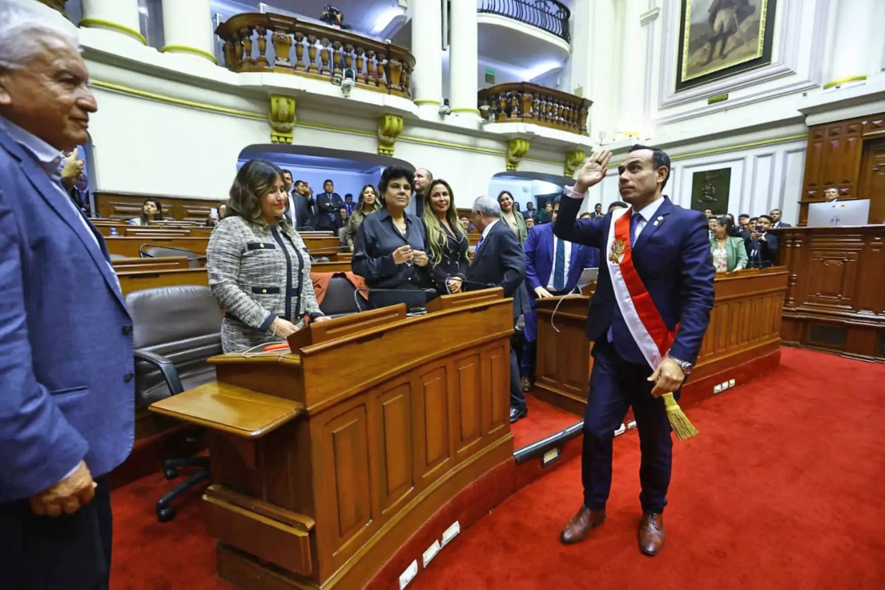 En cumplimiento con lo establecido en el artículo 115 de la Constitución Política, el titular del Parlamento, José Jerí Oré, juró como presidente de la República. Foto: Congreso