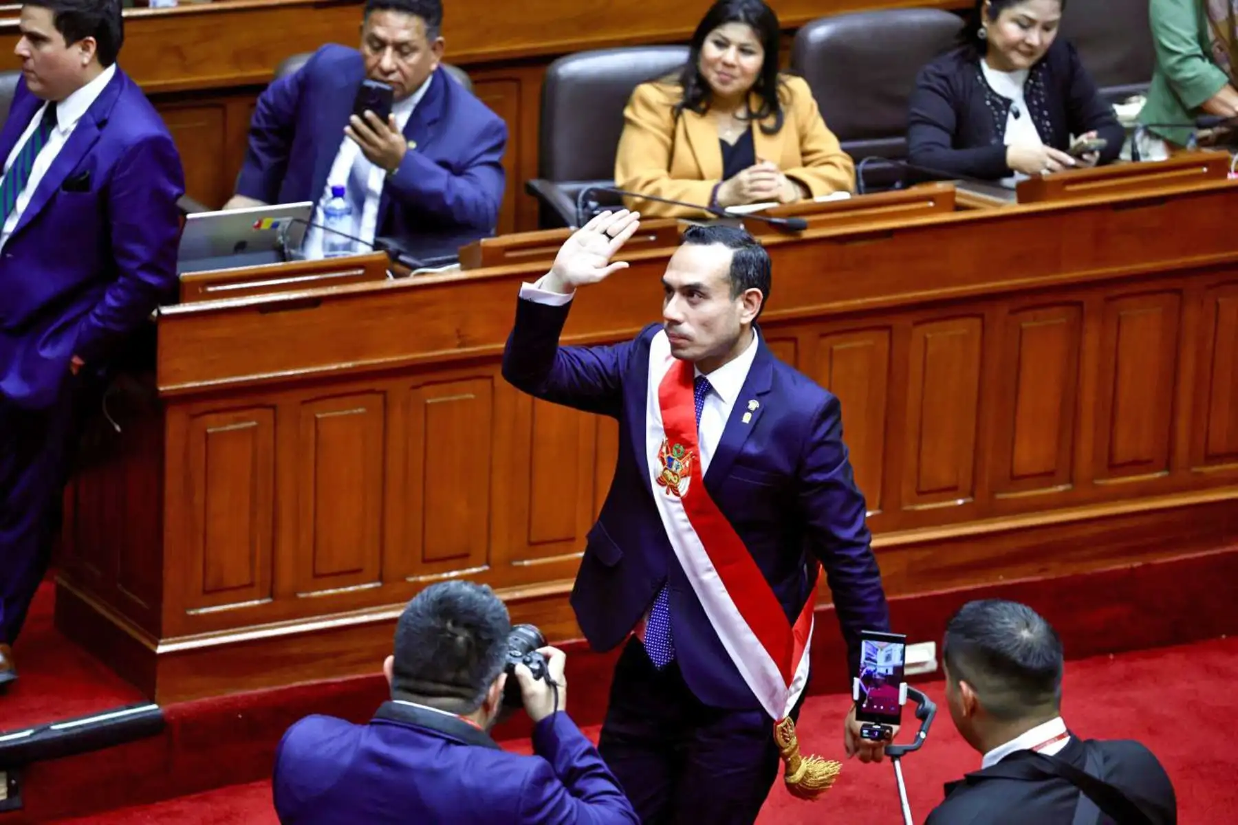 En cumplimiento con lo establecido en el artículo 115 de la Constitución Política, el titular del Parlamento, José Jerí Oré, juró como presidente de la República. Foto: Congreso